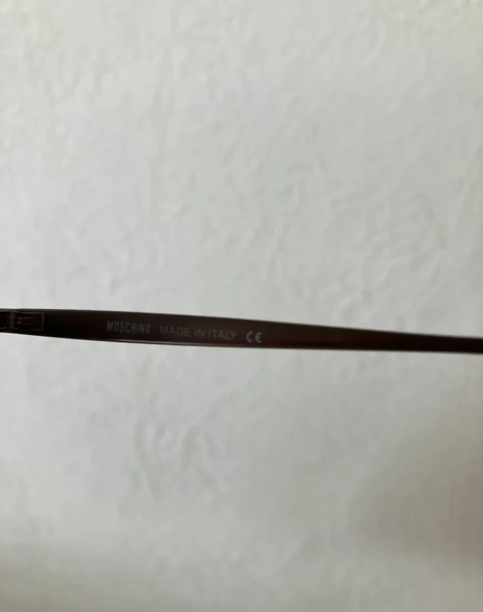 Lunettes de soleil Moschino vintage pour femme, monture marron élégante, en très bon état. Un accessoire intemporel et authentique. 5