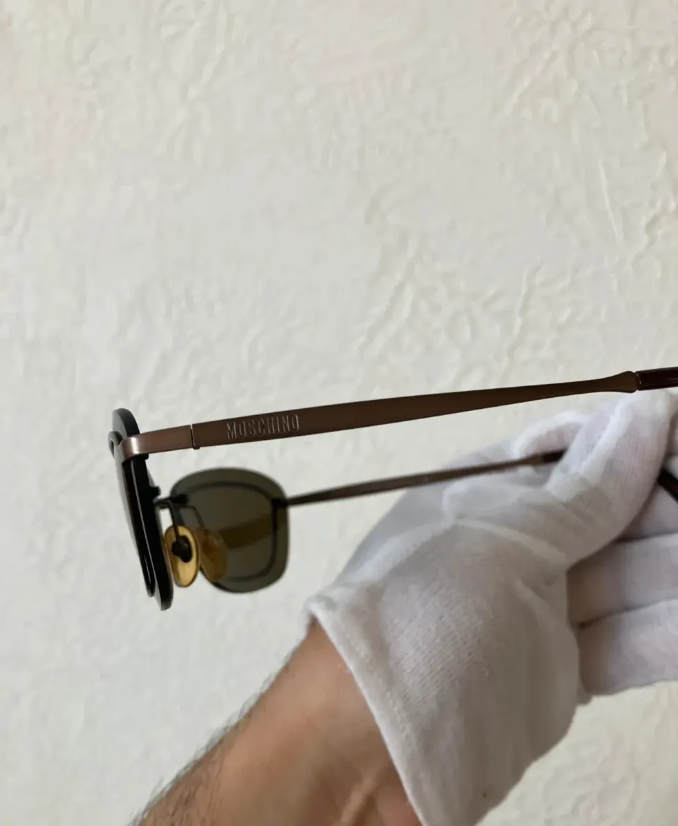 Lunettes de soleil Moschino vintage pour femme, monture marron élégante, en très bon état. Un accessoire intemporel et authentique. 3