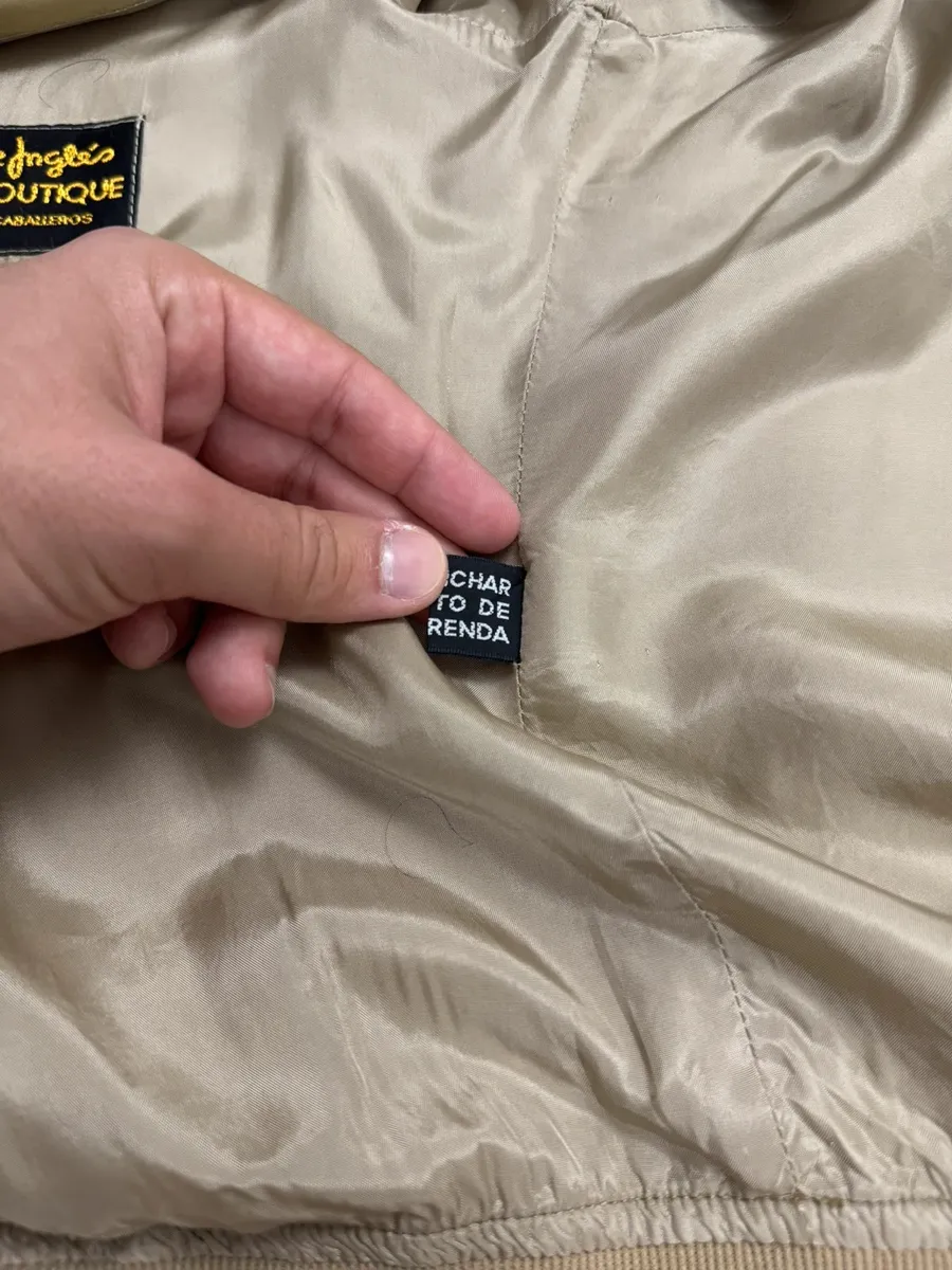 JE N’ENVOIE PAS AVEC « VINTED GO »
Veuillez choisir un autre mode d’envoi.
⚠️ portable, mais bord-cote bas et col détendu
Une tache dans la doublure a noter
Voir photos
Mesures en photo
N’hésitez pas pour plus d’informations 😄 9