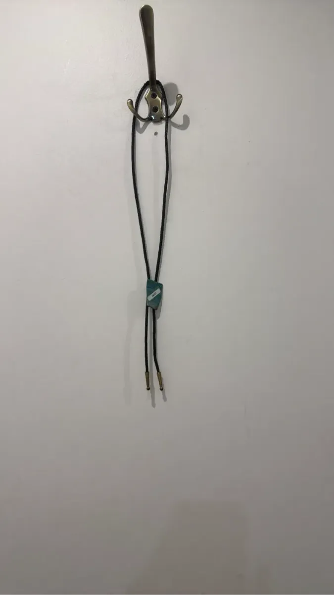 Bolo tie vintage avec cordon en cuir tressé noir et pendentif en pierre turquoise Agathe