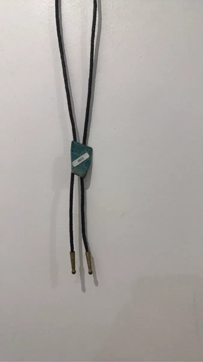 Bolo tie vintage avec cordon en cuir tressé noir et pendentif en pierre turquoise Agathe 2