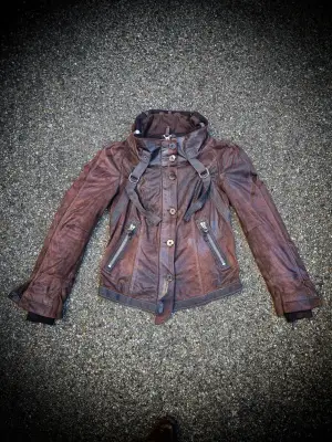 Veste mfg 
Bon état 


gopecore avant-garde nouvelle vague Y2K  us 50 60 70 brutaliste organique vintage og 90  archives  vintage designer marithé   japanese fashion japan  tokyo  techwear avant garde oversized deconstructed asymmetric tailored utility selvedge washed  patchwork statement rare iconic collector archive fashion archives  2000s high fashion luxury experimental