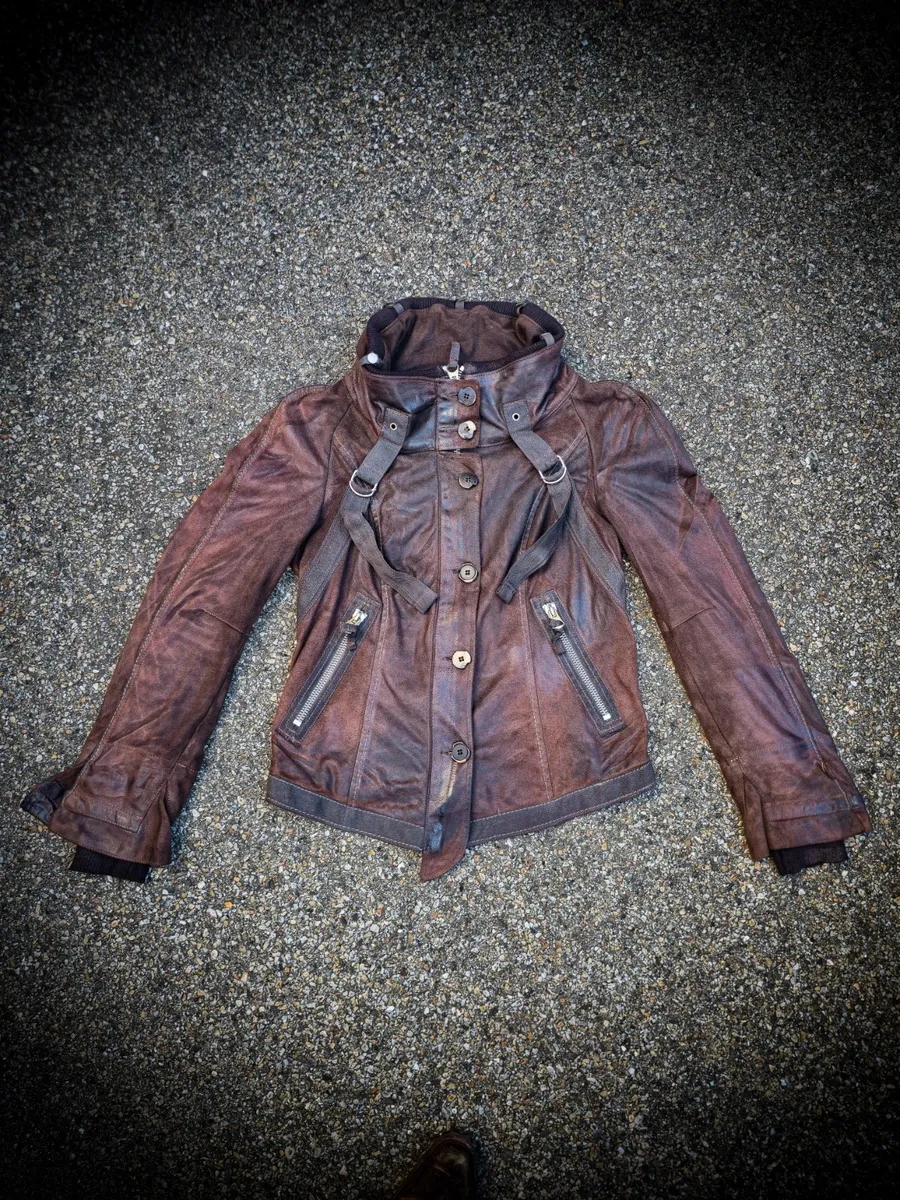 Veste mfg
Bon état
gopecore avant-garde nouvelle vague Y2K us 50 60 70 brutaliste organique vintage og 90 archives vintage designer marithé japanese fashion japan tokyo techwear avant garde oversized deconstructed asymmetric tailored utility selvedge washed patchwork statement rare iconic collector archive fashion archives 2000s high fashion luxury experimental