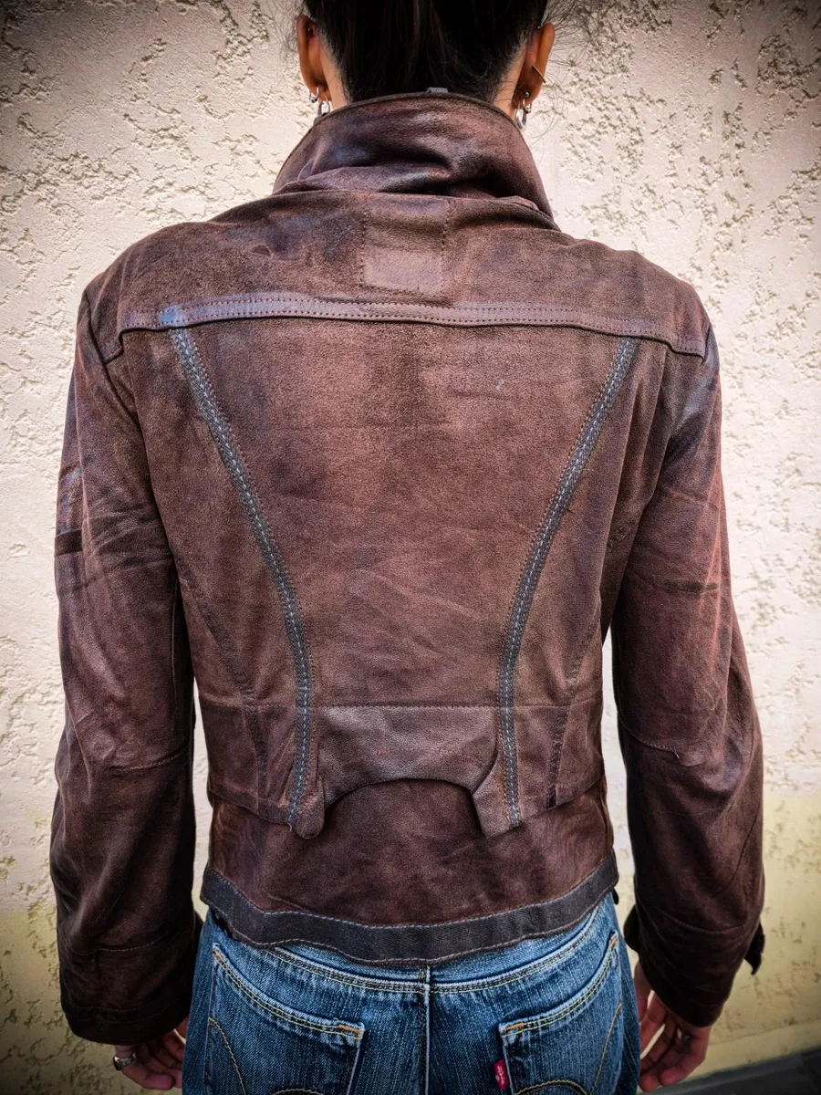Veste mfg
Bon état
gopecore avant-garde nouvelle vague Y2K us 50 60 70 brutaliste organique vintage og 90 archives vintage designer marithé japanese fashion japan tokyo techwear avant garde oversized deconstructed asymmetric tailored utility selvedge washed patchwork statement rare iconic collector archive fashion archives 2000s high fashion luxury experimental 5