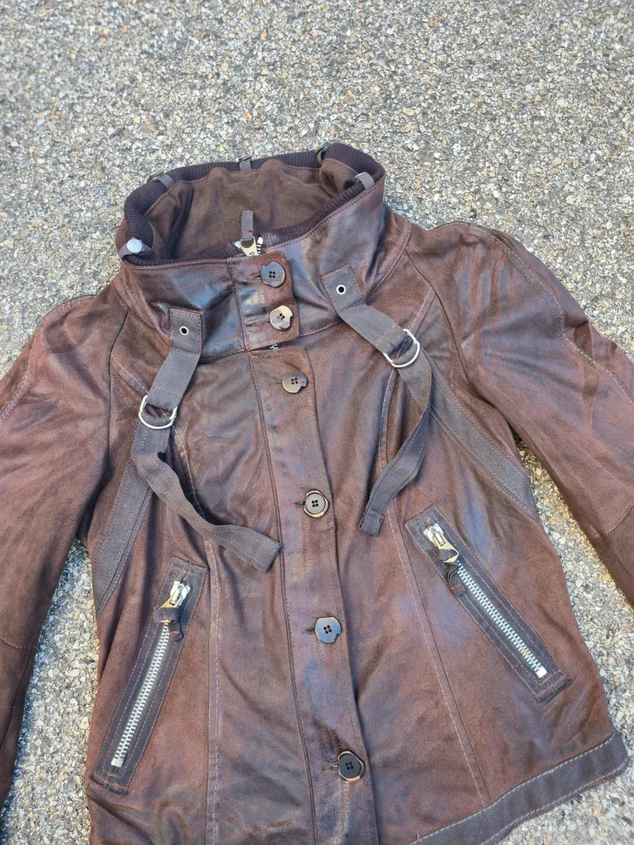 Veste mfg
Bon état
gopecore avant-garde nouvelle vague Y2K us 50 60 70 brutaliste organique vintage og 90 archives vintage designer marithé japanese fashion japan tokyo techwear avant garde oversized deconstructed asymmetric tailored utility selvedge washed patchwork statement rare iconic collector archive fashion archives 2000s high fashion luxury experimental 2