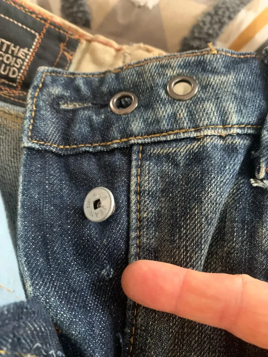Taille XXS soit 32 cm à plat
Modèle rare
Jupe en denim authentique de la marque Marithé + François Girbaud, au design original et travaillé.
Coupe courte avec détails cargo et effet patchwork, typique de la marque.
✔️ Nombreuses poches (avant + côtés)
✔️ Détails effilochés et coutures apparentes pour un look vintage
✔️ Denim épais et de qualité
✔️ Fermeture boutons / à noter qu’il manque un bouton en métal (voir dernière photo) mais ne se voit pas une fois porté
✔️ bon état général / prévoir un lien de serrage
Taille XS
Couleur : bleu denim légèrement délavé
Parfaite pour un look casual, streetwear ou Y2K. Se porte facilement avec un t-shirt, un débardeur ou une veste en jean. 6