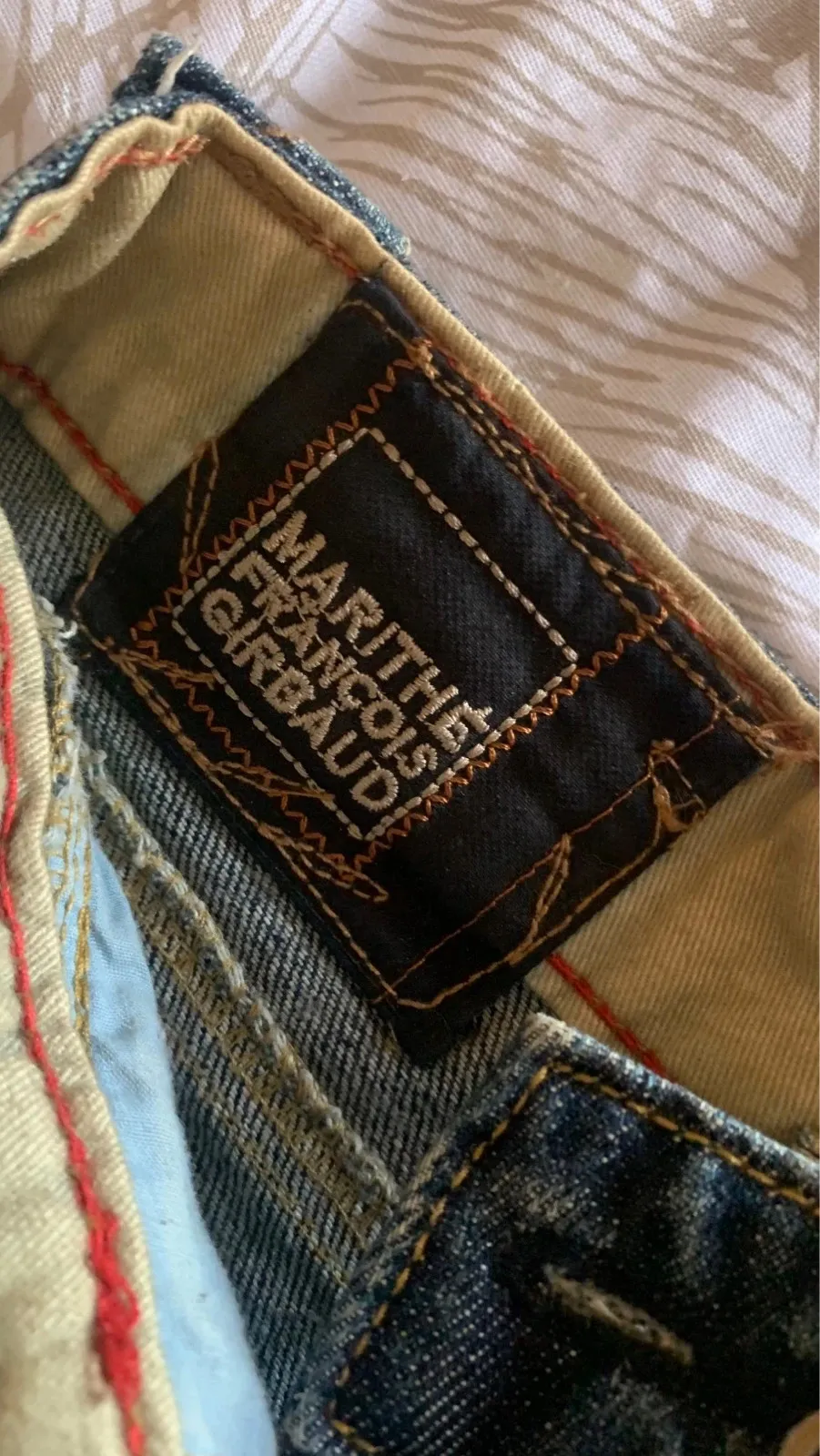 Size XXS — 32 cm flat
Rare model
Authentic denim skirt by Marithé + François Girbaud, with an original, detailed design.
Short cut with cargo details and a patchwork effect, typical of the brand.
✔️ Many pockets (front + sides)
✔️ Frayed details and visible seams for a vintage look
✔️ Thick, quality denim
✔️ Button closure / note one metal button is missing (see last photo) but it does not show when worn
✔️ Good overall condition / plan for a drawstring
Size XS
Colour: lightly faded denim blue
Perfect for a casual, streetwear or Y2K look. Easy to wear with a t-shirt, a tank top or a denim jacket. 3