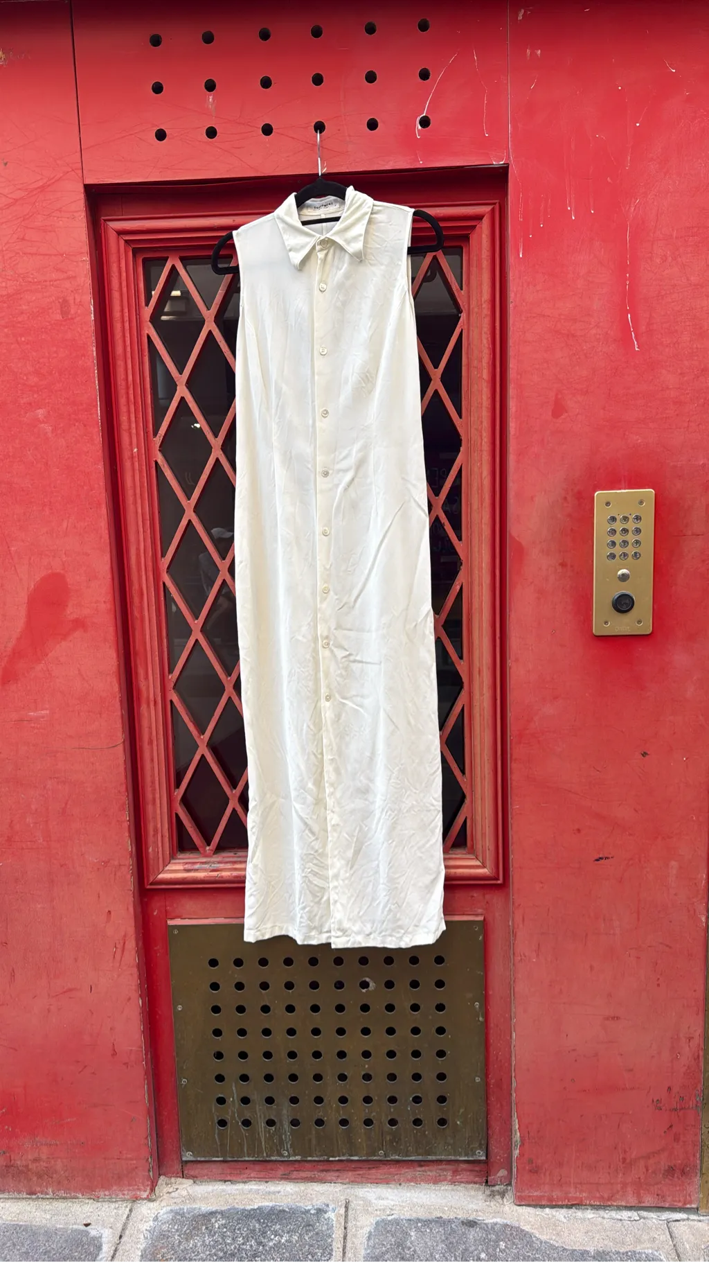 Robe longue sans manches en soie Blanc avec col classique et boutonnage sur le devant.