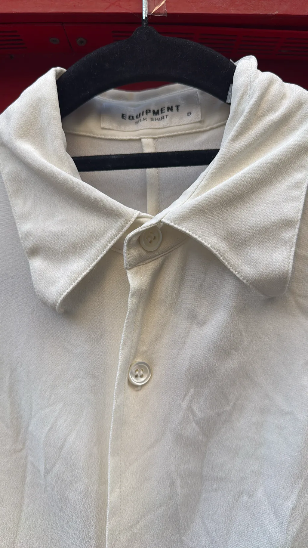 Robe longue sans manches en soie Blanc avec col classique et boutonnage sur le devant. 2
