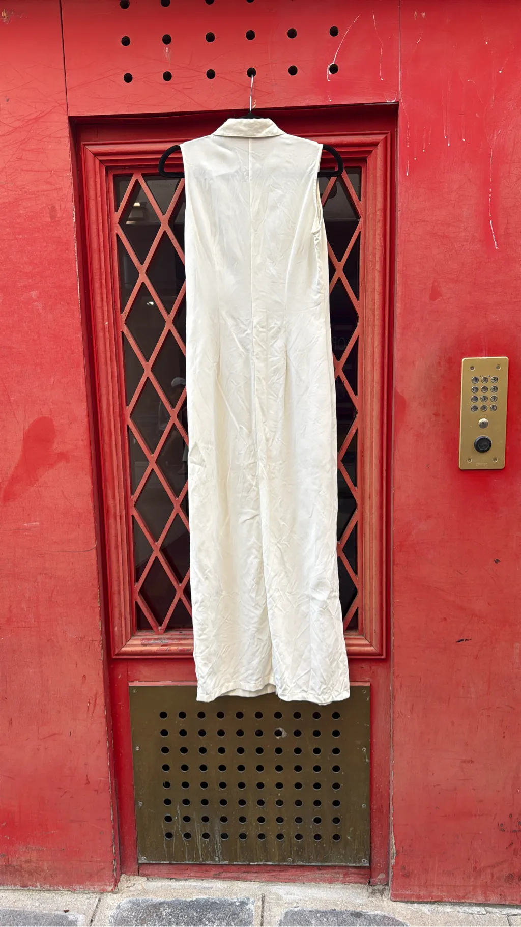 Robe longue sans manches en soie Blanc avec col classique et boutonnage sur le devant. 3