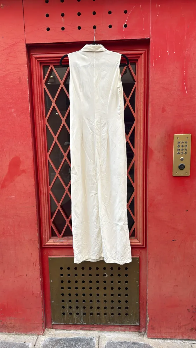 Robe longue sans manches en soie Blanc avec col classique et boutonnage sur le devant. 3