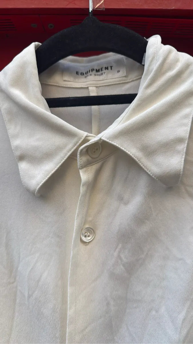 Robe longue sans manches en soie Blanc avec col classique et boutonnage sur le devant. 2