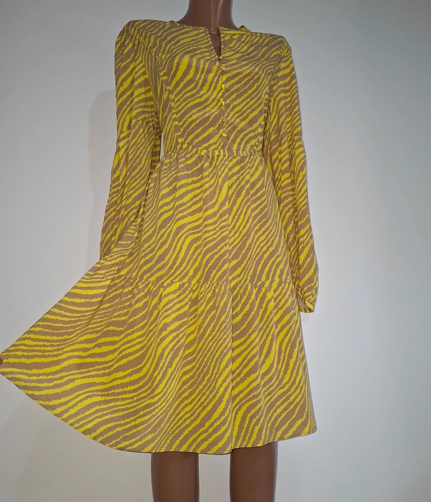 In perfect condition, no flaws
Fits M-L
Elasticated waist