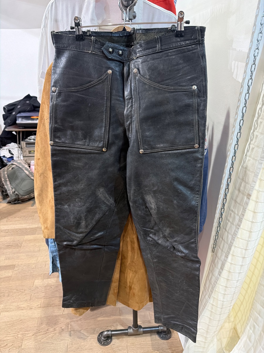 Cuir année 60 pantalon taille 30 usa et 40 américain 