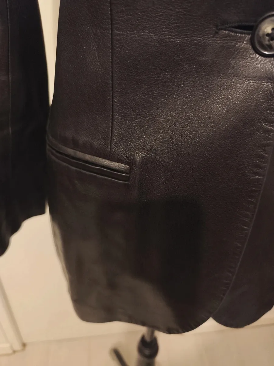 Belle veste en cuir d'agneau plongé, souple et doux, de fabrication française
Col tailleur, forme légèrement cintrée
Entièrement doublée
Fermeture par un bouton
Une petite poche poitrine et deux fausses poches passepoilées devant
Longueur 70cm, aisselle à aisselle 43cm, tour de taille à plat 37cm
Très bon état, beau cuir sans défaut 4