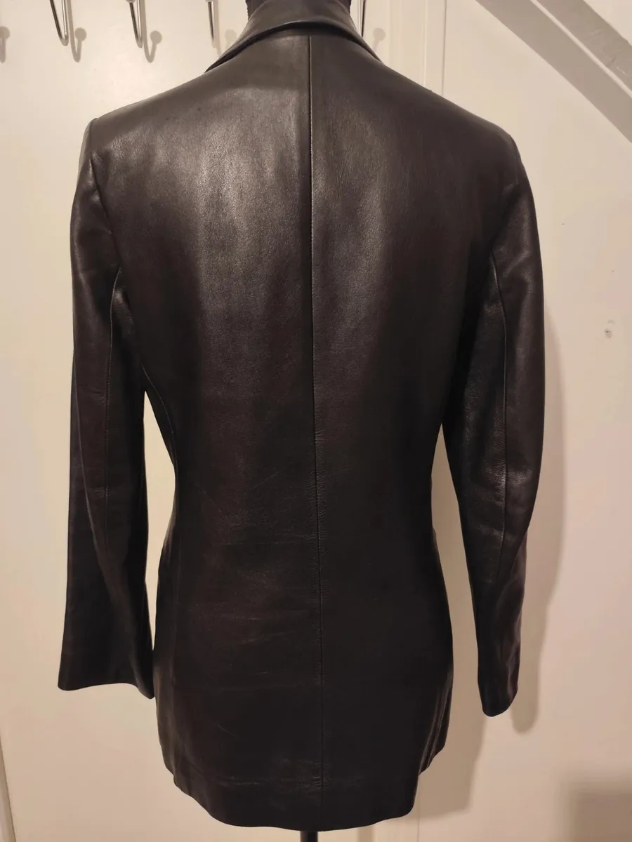 Belle veste en cuir d'agneau plongé, souple et doux, de fabrication française
Col tailleur, forme légèrement cintrée
Entièrement doublée
Fermeture par un bouton
Une petite poche poitrine et deux fausses poches passepoilées devant
Longueur 70cm, aisselle à aisselle 43cm, tour de taille à plat 37cm
Très bon état, beau cuir sans défaut 5