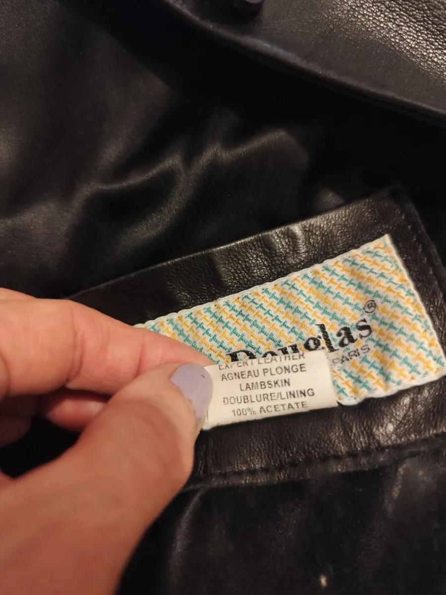 Belle veste en cuir d'agneau plongé, souple et doux, de fabrication française
Col tailleur, forme légèrement cintrée
Entièrement doublée
Fermeture par un bouton
Une petite poche poitrine et deux fausses poches passepoilées devant
Longueur 70cm, aisselle à aisselle 43cm, tour de taille à plat 37cm
Très bon état, beau cuir sans défaut 7