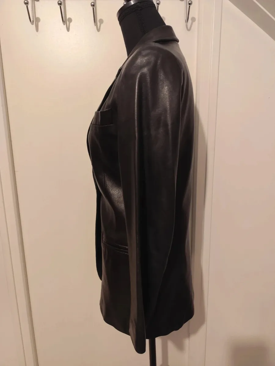 Belle veste en cuir d'agneau plongé, souple et doux, de fabrication française
Col tailleur, forme légèrement cintrée
Entièrement doublée
Fermeture par un bouton
Une petite poche poitrine et deux fausses poches passepoilées devant
Longueur 70cm, aisselle à aisselle 43cm, tour de taille à plat 37cm
Très bon état, beau cuir sans défaut 2