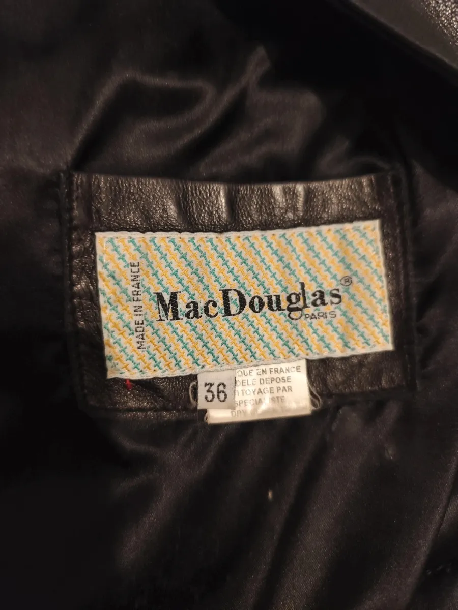 Belle veste en cuir d'agneau plongé, souple et doux, de fabrication française
Col tailleur, forme légèrement cintrée
Entièrement doublée
Fermeture par un bouton
Une petite poche poitrine et deux fausses poches passepoilées devant
Longueur 70cm, aisselle à aisselle 43cm, tour de taille à plat 37cm
Très bon état, beau cuir sans défaut 6