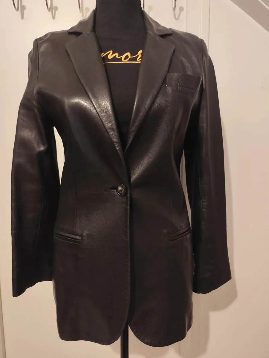 Belle veste en cuir d'agneau plongé, souple et doux, de fabrication française
Col tailleur, forme légèrement cintrée
Entièrement doublée
Fermeture par un bouton
Une petite poche poitrine et deux fausses poches passepoilées devant
Longueur 70cm, aisselle à aisselle 43cm, tour de taille à plat 37cm
Très bon état, beau cuir sans défaut