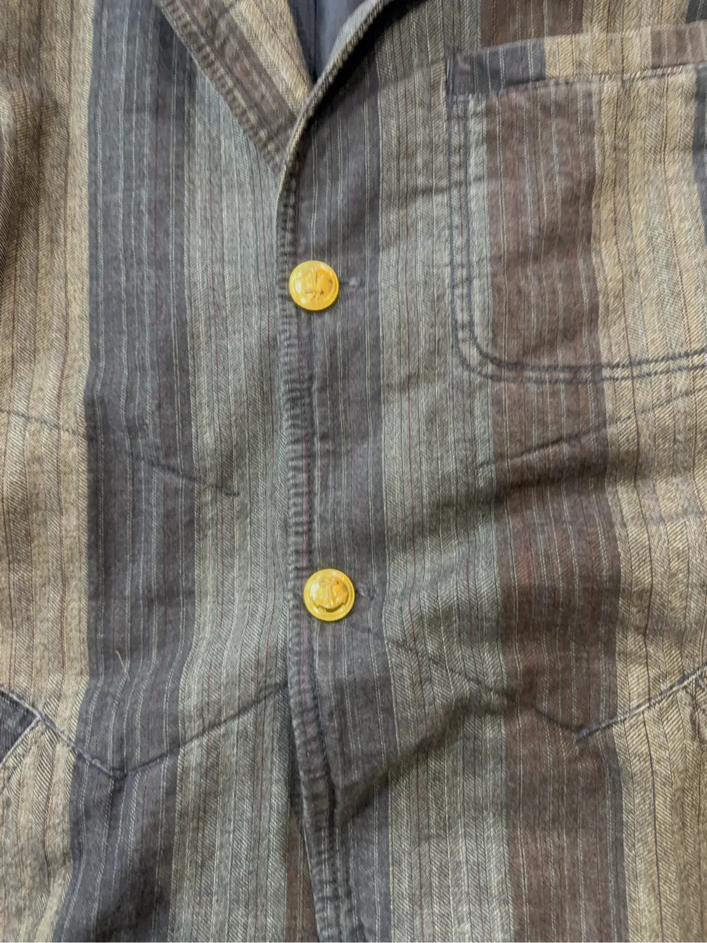 Blazer homme rayé en coton de la marque Marithé + François Girbaud, avec des boutons dorés. 3