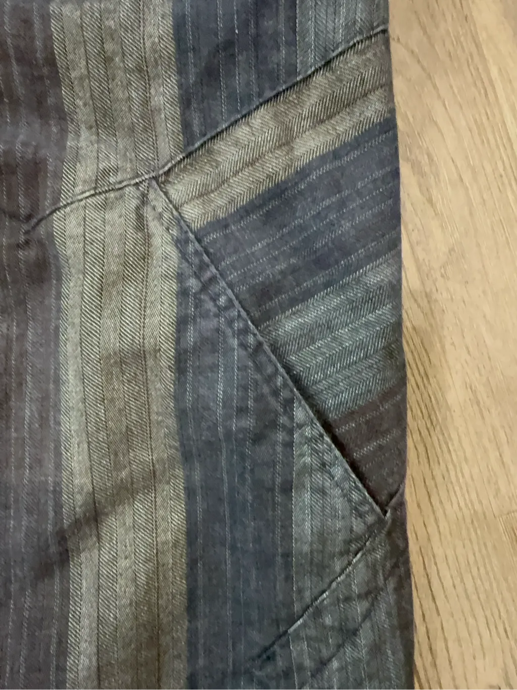 Blazer homme rayé en coton de la marque Marithé + François Girbaud, avec des boutons dorés. 5