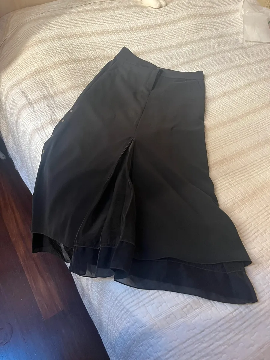 Jupe longue noire élégante avec zip, bouton et poches latérales, taille haute 40