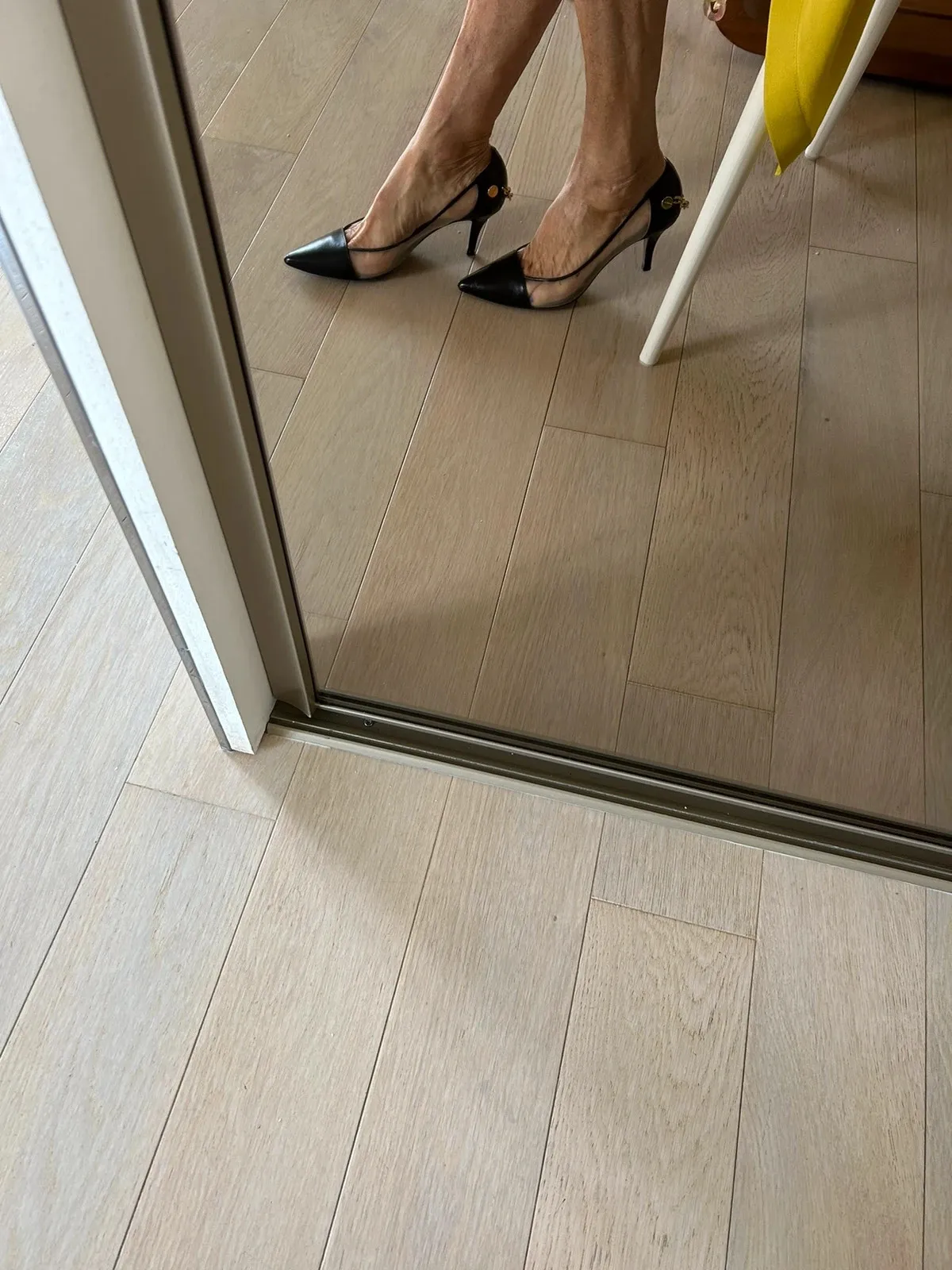 Leather and mesh pumps with a gold chain at the back. Heel approx. 6 cm. Worn once. Size 38 7