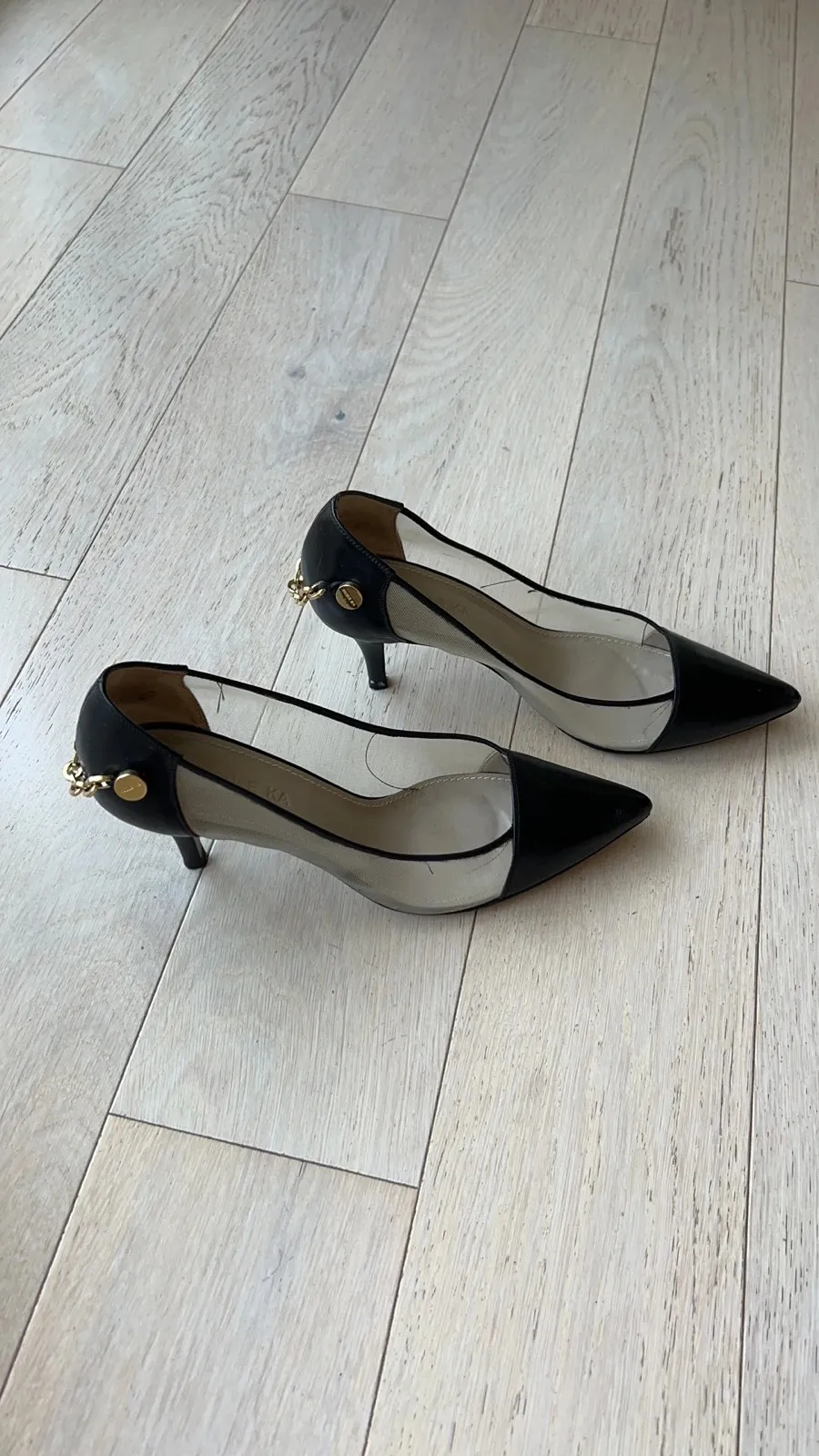 Leather and mesh pumps with a gold chain at the back. Heel approx. 6 cm. Worn once. Size 38 3