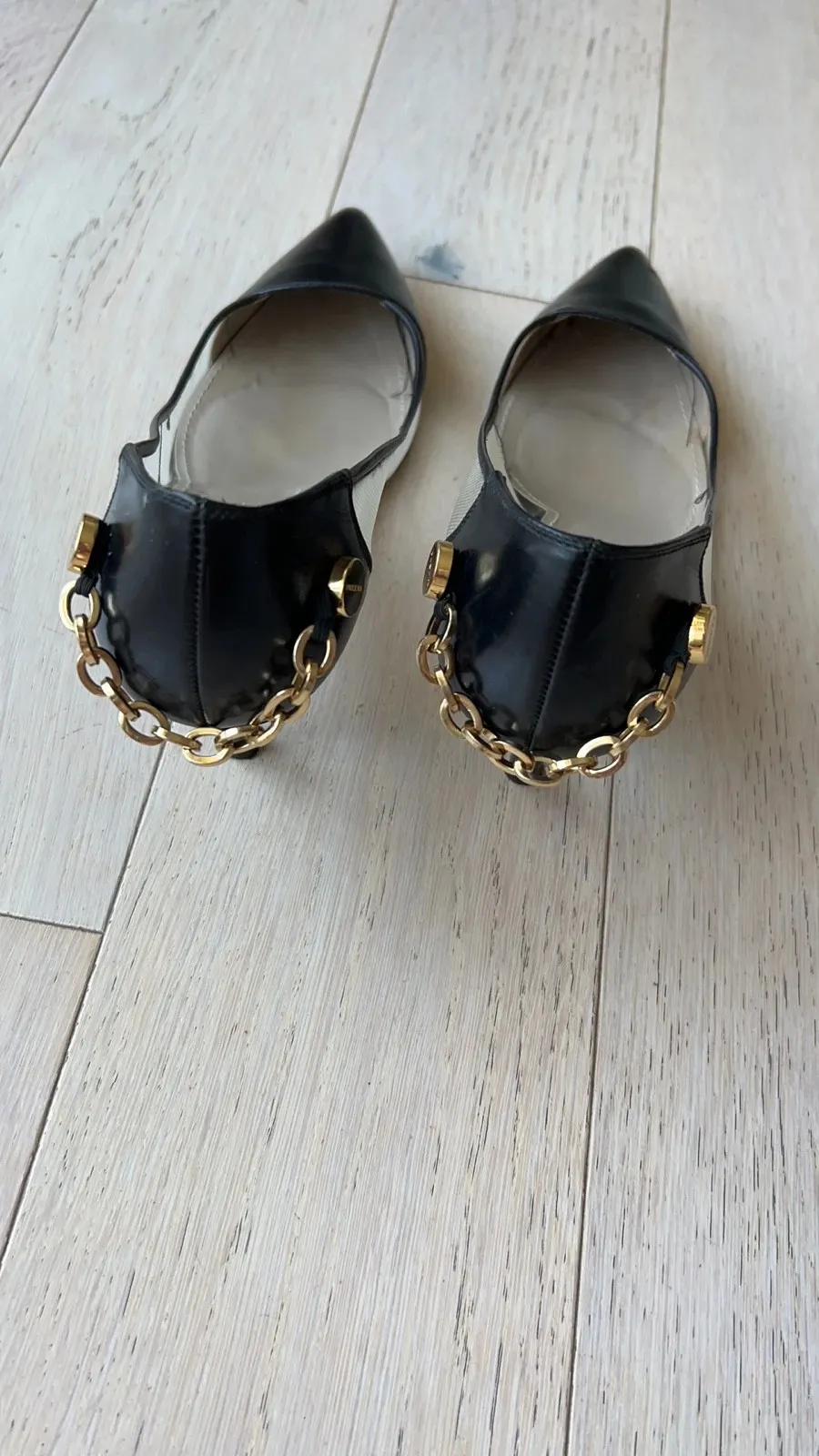 Leather and mesh pumps with a gold chain at the back. Heel approx. 6 cm. Worn once. Size 38 4