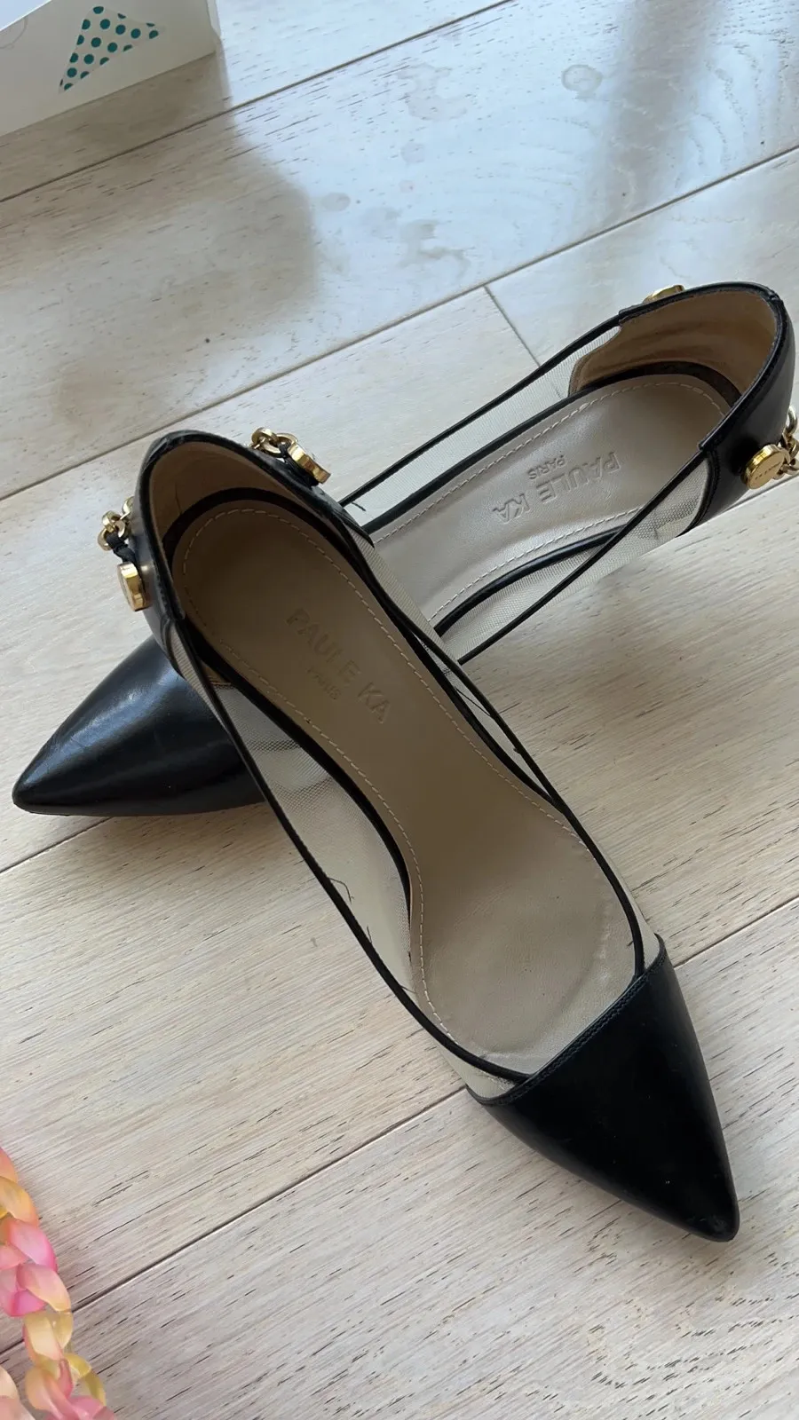 Leather and mesh pumps with a gold chain at the back. Heel approx. 6 cm. Worn once. Size 38 6