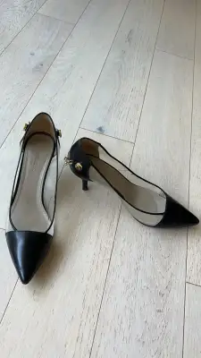 Escarpins en cuir et « filet », chaîne dorée derrière. Talon 6 cm environ. Portées 1 fois. Taille 38