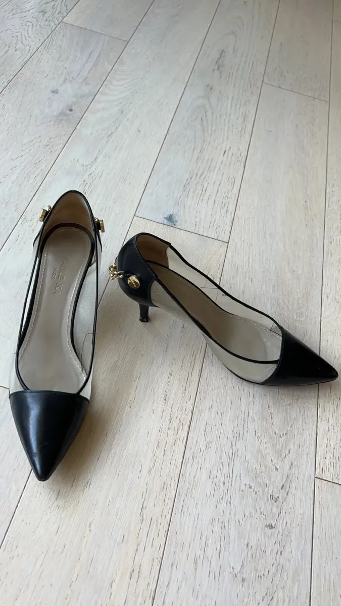 Escarpins en cuir et « filet », chaîne dorée derrière. Talon 6 cm environ. Portées 1 fois. Taille 38