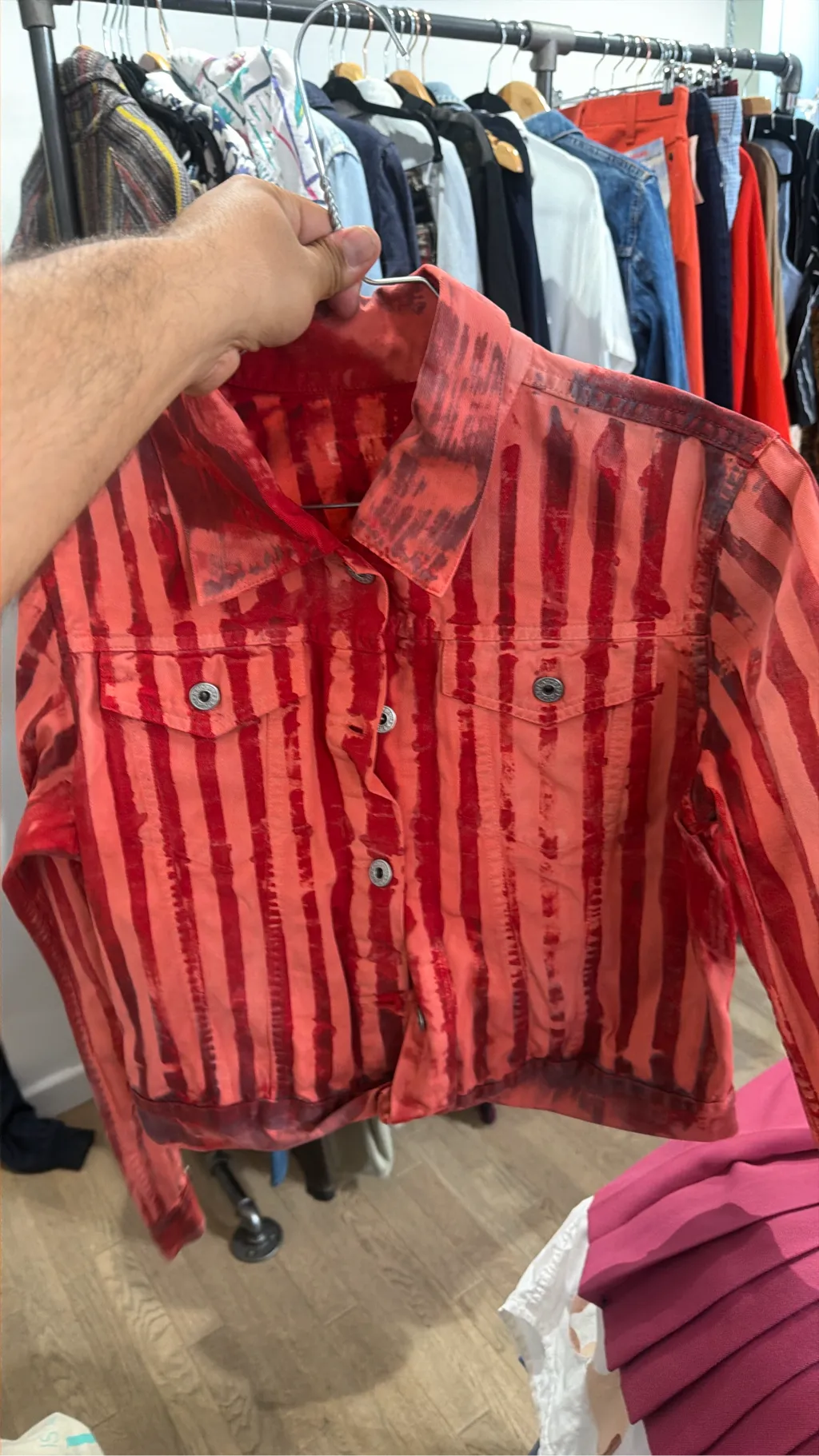 Veste en jean Replay à rayures verticales corail et rouges, style années 90.