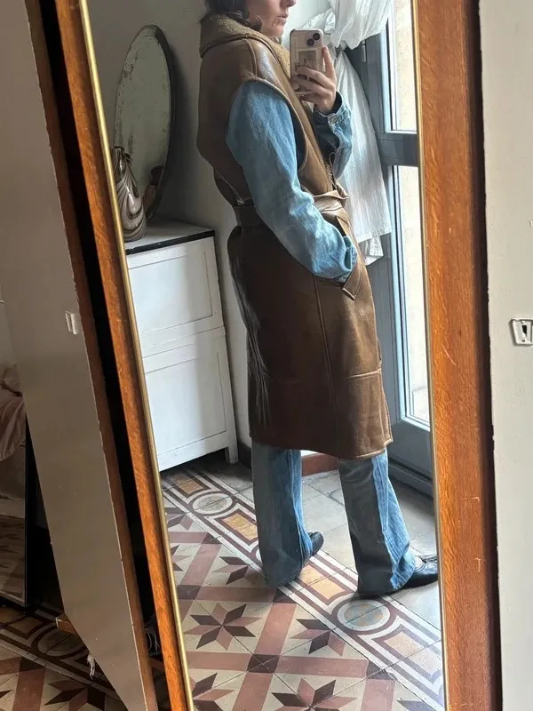 Joli manteau sans manche en vraie mouton retourné Doux à l’intérieur Couleur caramel Joseph Taille M (oversize peut aussi aller pour du L) Parfait état Prix négociable 4