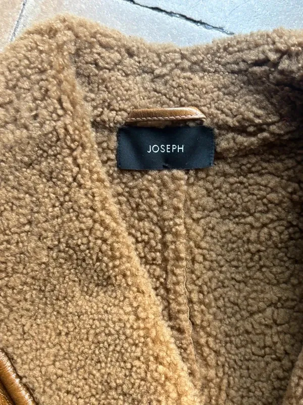 Joli manteau sans manche en vraie mouton retourné Doux à l’intérieur Couleur caramel Joseph Taille M (oversize peut aussi aller pour du L) Parfait état Prix négociable 6