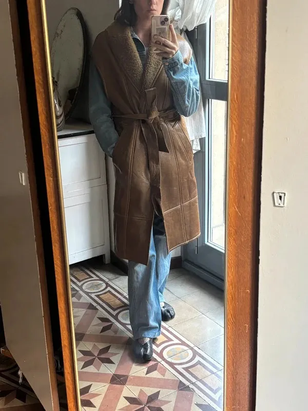 Joli manteau sans manche en vraie mouton retourné Doux à l’intérieur Couleur caramel Joseph Taille M (oversize peut aussi aller pour du L) Parfait état Prix négociable 2