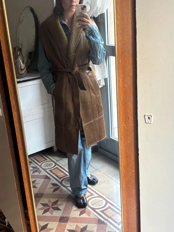 Joli manteau sans manche en vraie mouton retourné Doux à l’intérieur Couleur caramel Joseph Taille M (oversize peut aussi aller pour du L) Parfait état Prix négociable 3