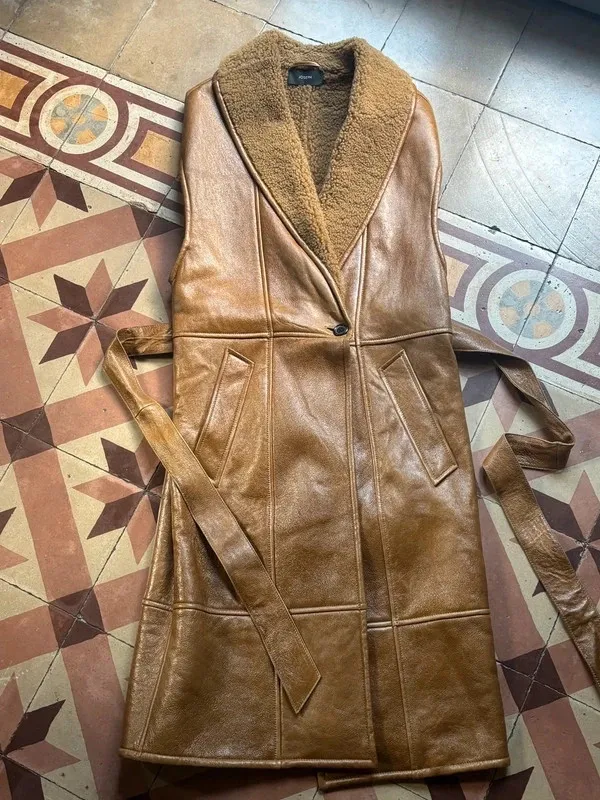 Joli manteau sans manche en vraie mouton retourné Doux à l’intérieur Couleur caramel Joseph Taille M (oversize peut aussi aller pour du L) Parfait état Prix négociable