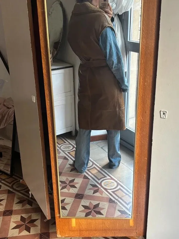 Joli manteau sans manche en vraie mouton retourné Doux à l’intérieur Couleur caramel Joseph Taille M (oversize peut aussi aller pour du L) Parfait état Prix négociable 5