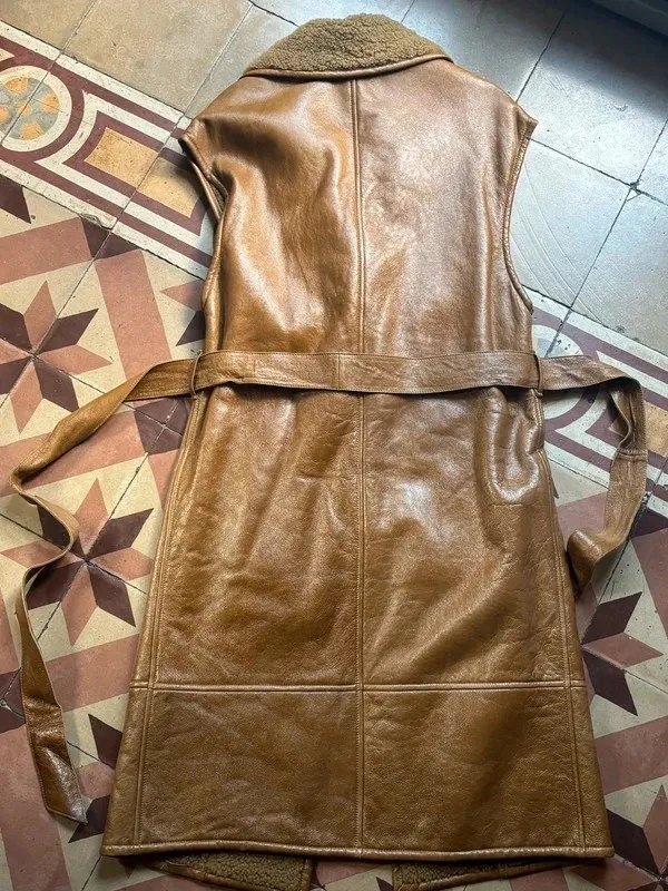 Joli manteau sans manche en vraie mouton retourné Doux à l’intérieur Couleur caramel Joseph Taille M (oversize peut aussi aller pour du L) Parfait état Prix négociable 7