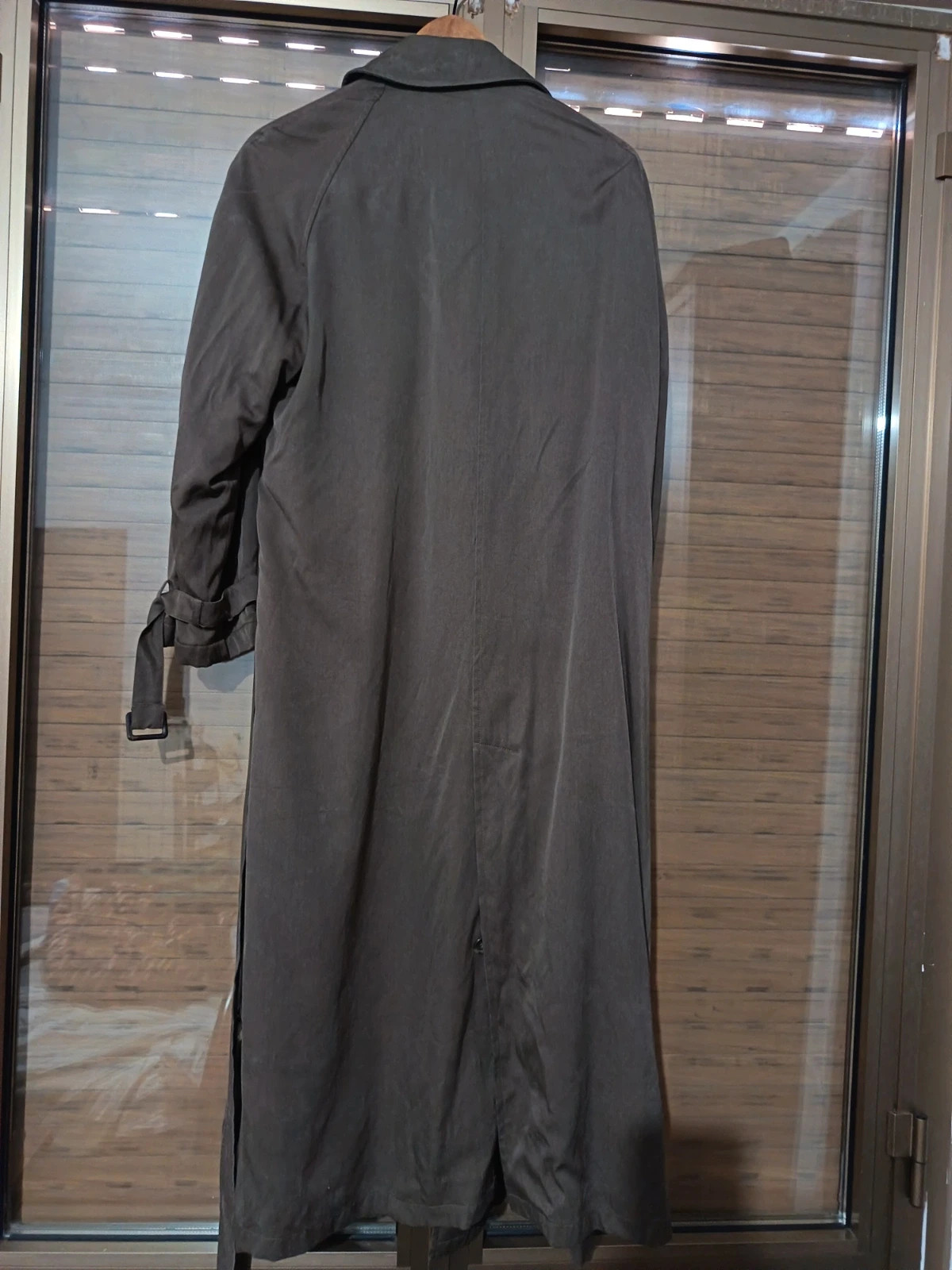 Trench-coat long Allegri original Made in Italy, couleur gris foncé. Modèle élégant et intemporel, idéal pour le printemps, l'automne et les jours de pluie. En bon état général, avec des signes d'utilisation normaux dus au temps. Taille non indiquée sur l'étiquette. Parfait pour un style classique et élégant.
Marque : Allegri
Couleur : Gris foncé
Conditions : Bonnes
Style : Trench long
Made in Italy 5