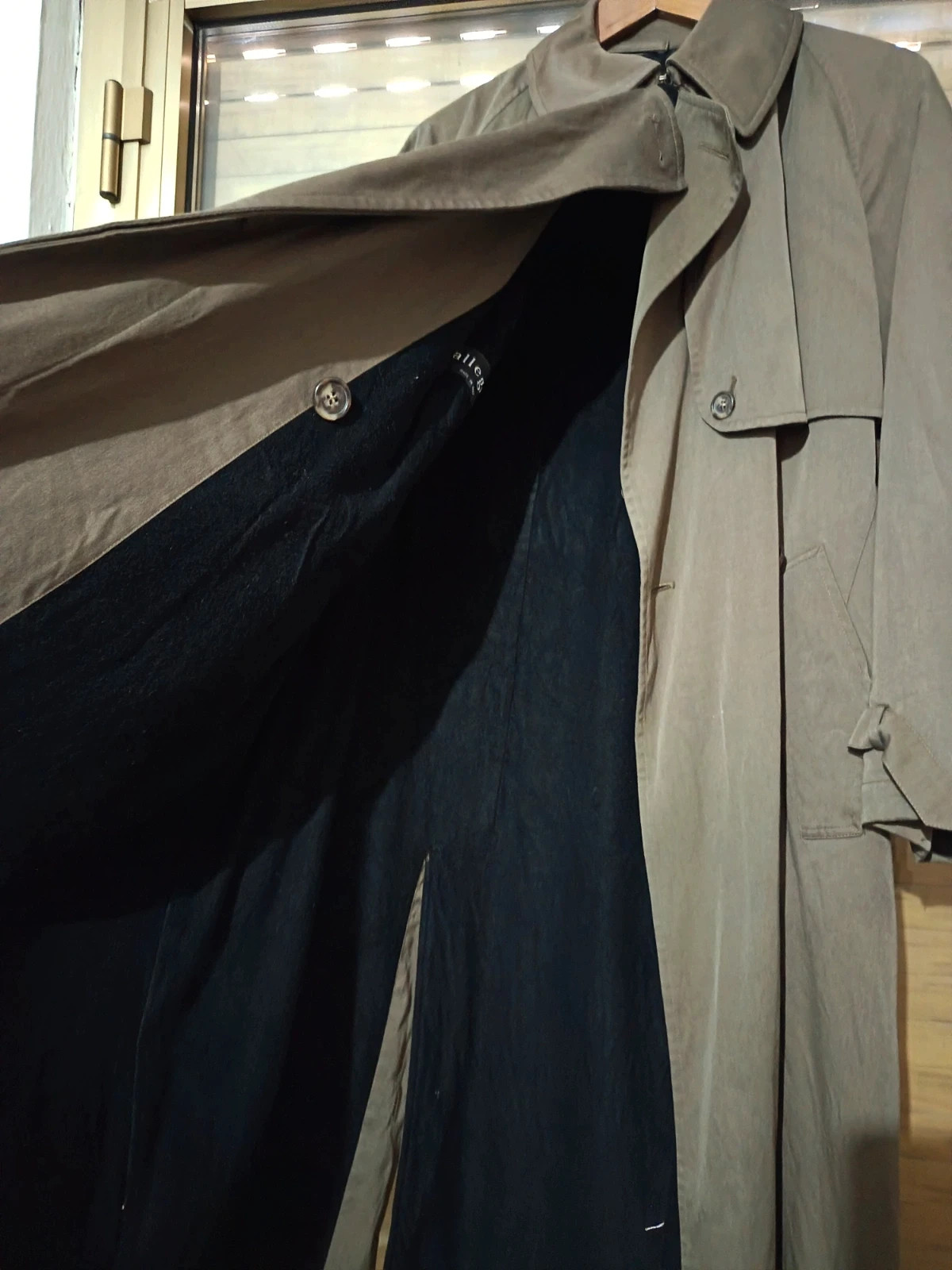 Trench-coat long Allegri original Made in Italy, couleur gris foncé. Modèle élégant et intemporel, idéal pour le printemps, l'automne et les jours de pluie. En bon état général, avec des signes d'utilisation normaux dus au temps. Taille non indiquée sur l'étiquette. Parfait pour un style classique et élégant.
Marque : Allegri
Couleur : Gris foncé
Conditions : Bonnes
Style : Trench long
Made in Italy 6
