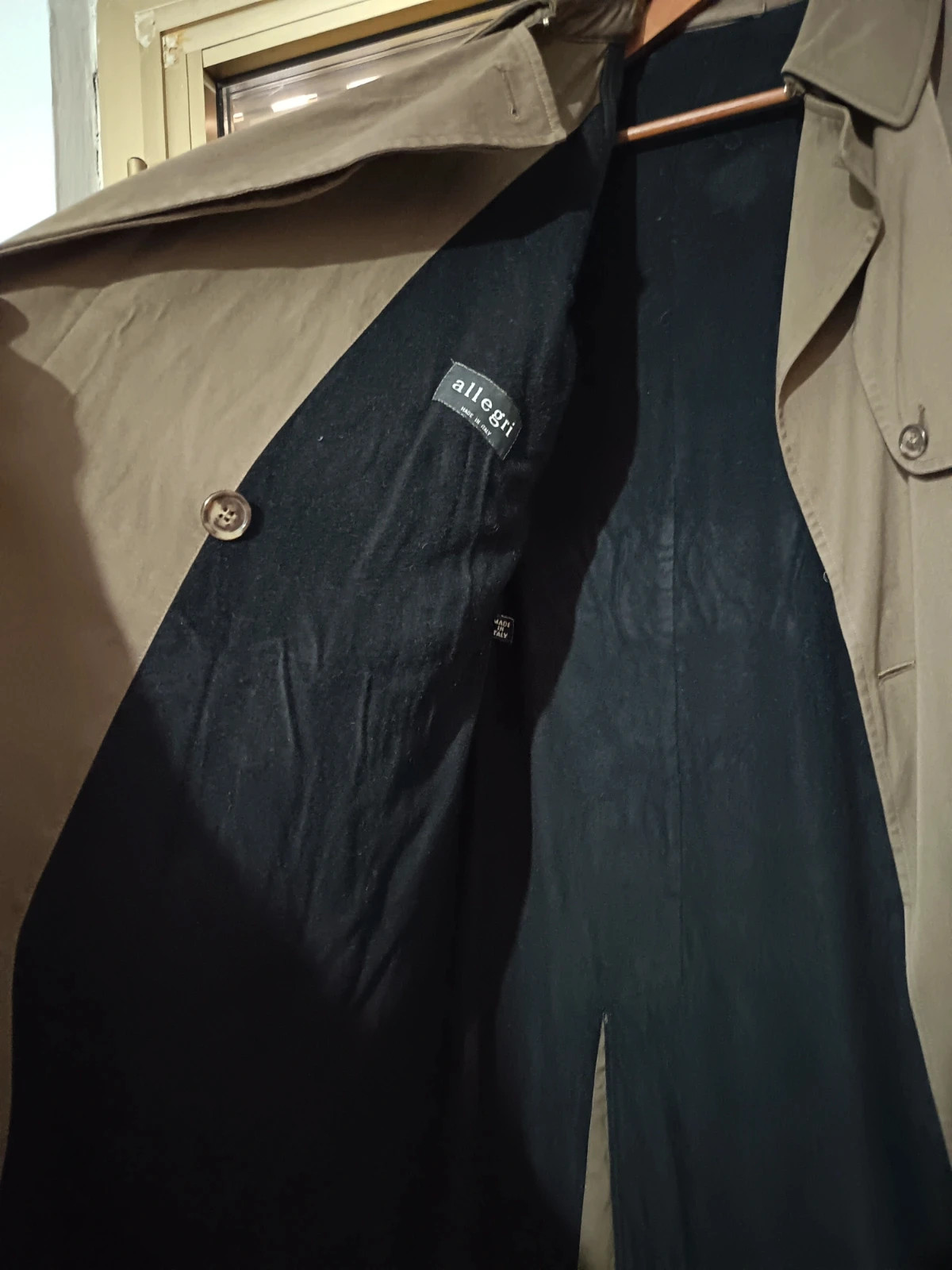 Trench-coat long Allegri original Made in Italy, couleur gris foncé. Modèle élégant et intemporel, idéal pour le printemps, l'automne et les jours de pluie. En bon état général, avec des signes d'utilisation normaux dus au temps. Taille non indiquée sur l'étiquette. Parfait pour un style classique et élégant.
Marque : Allegri
Couleur : Gris foncé
Conditions : Bonnes
Style : Trench long
Made in Italy 3