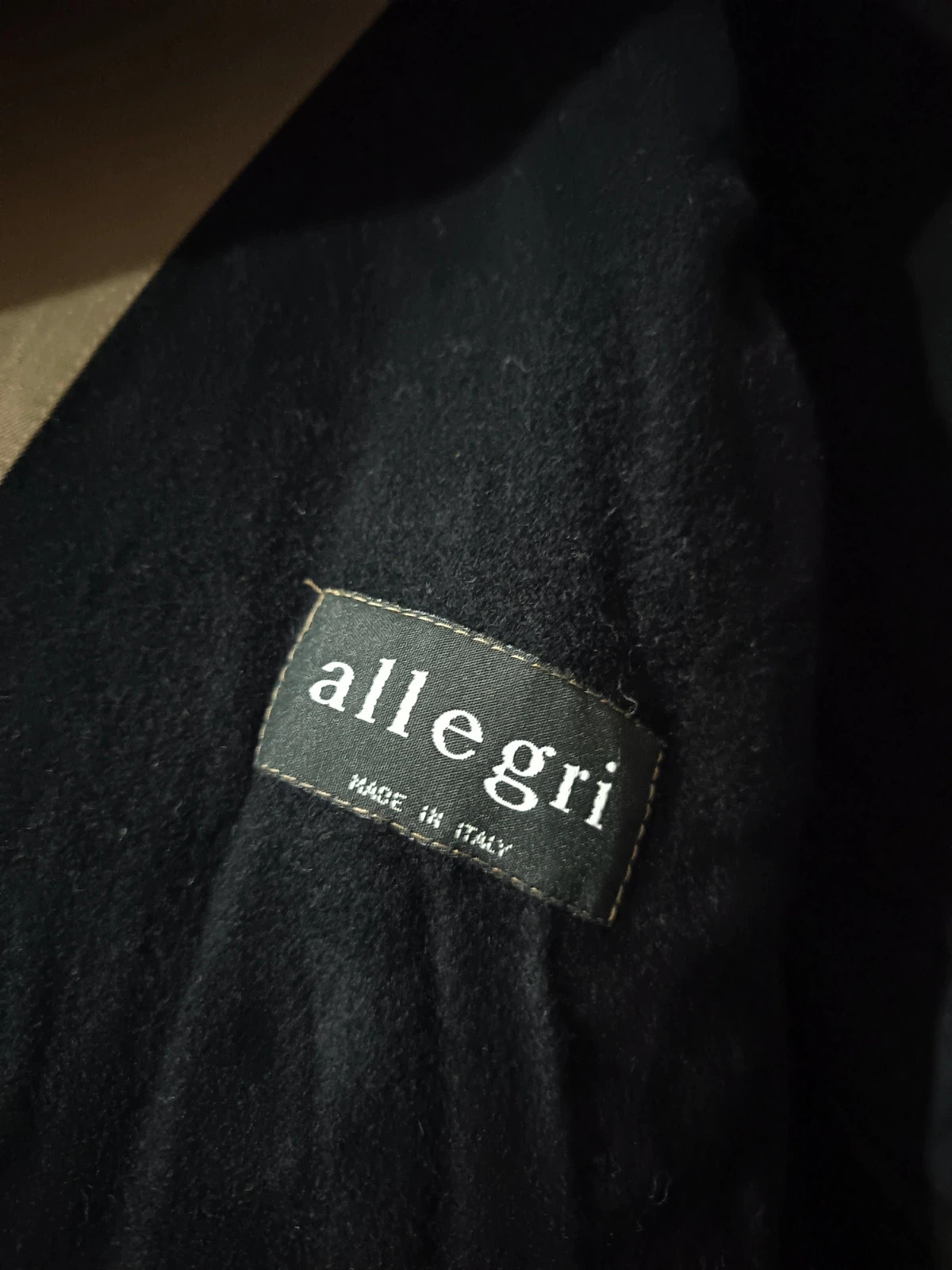 Trench-coat long Allegri original Made in Italy, couleur gris foncé. Modèle élégant et intemporel, idéal pour le printemps, l'automne et les jours de pluie. En bon état général, avec des signes d'utilisation normaux dus au temps. Taille non indiquée sur l'étiquette. Parfait pour un style classique et élégant.
Marque : Allegri
Couleur : Gris foncé
Conditions : Bonnes
Style : Trench long
Made in Italy 4