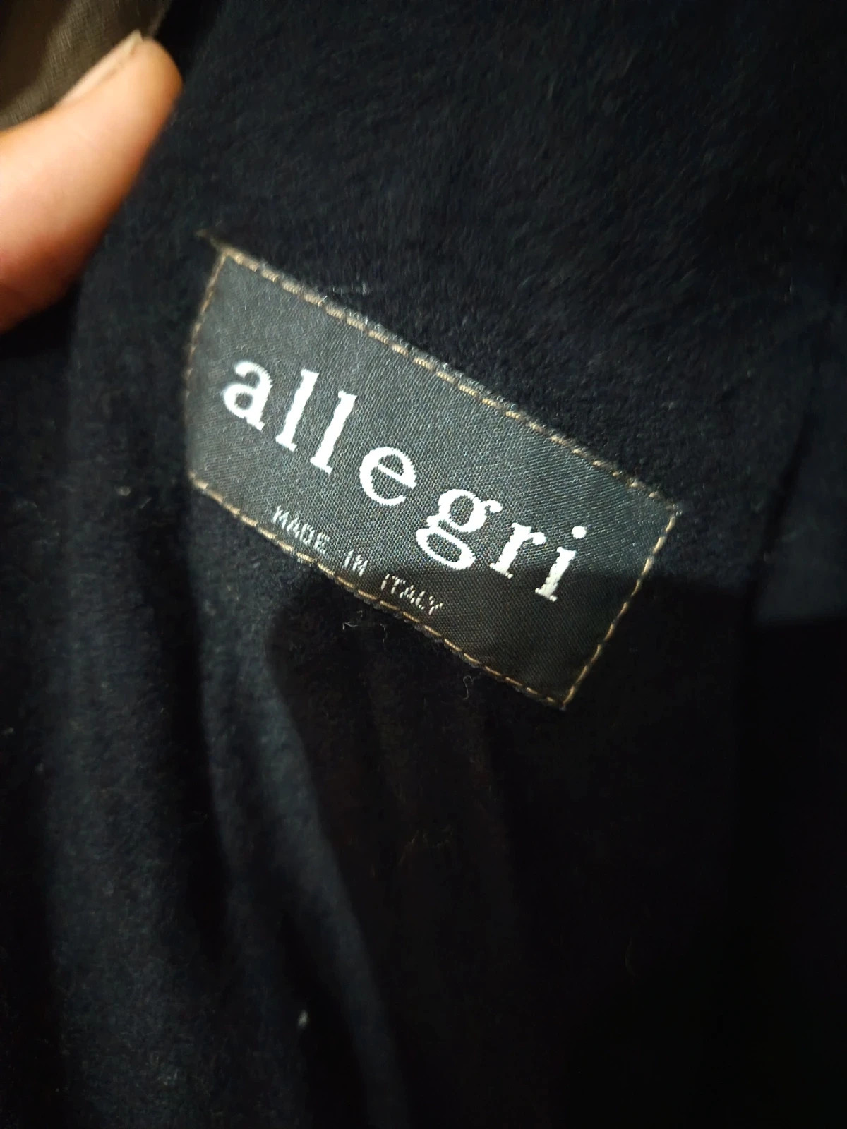 Trench-coat long Allegri original Made in Italy, couleur gris foncé. Modèle élégant et intemporel, idéal pour le printemps, l'automne et les jours de pluie. En bon état général, avec des signes d'utilisation normaux dus au temps. Taille non indiquée sur l'étiquette. Parfait pour un style classique et élégant.
Marque : Allegri
Couleur : Gris foncé
Conditions : Bonnes
Style : Trench long
Made in Italy 9
