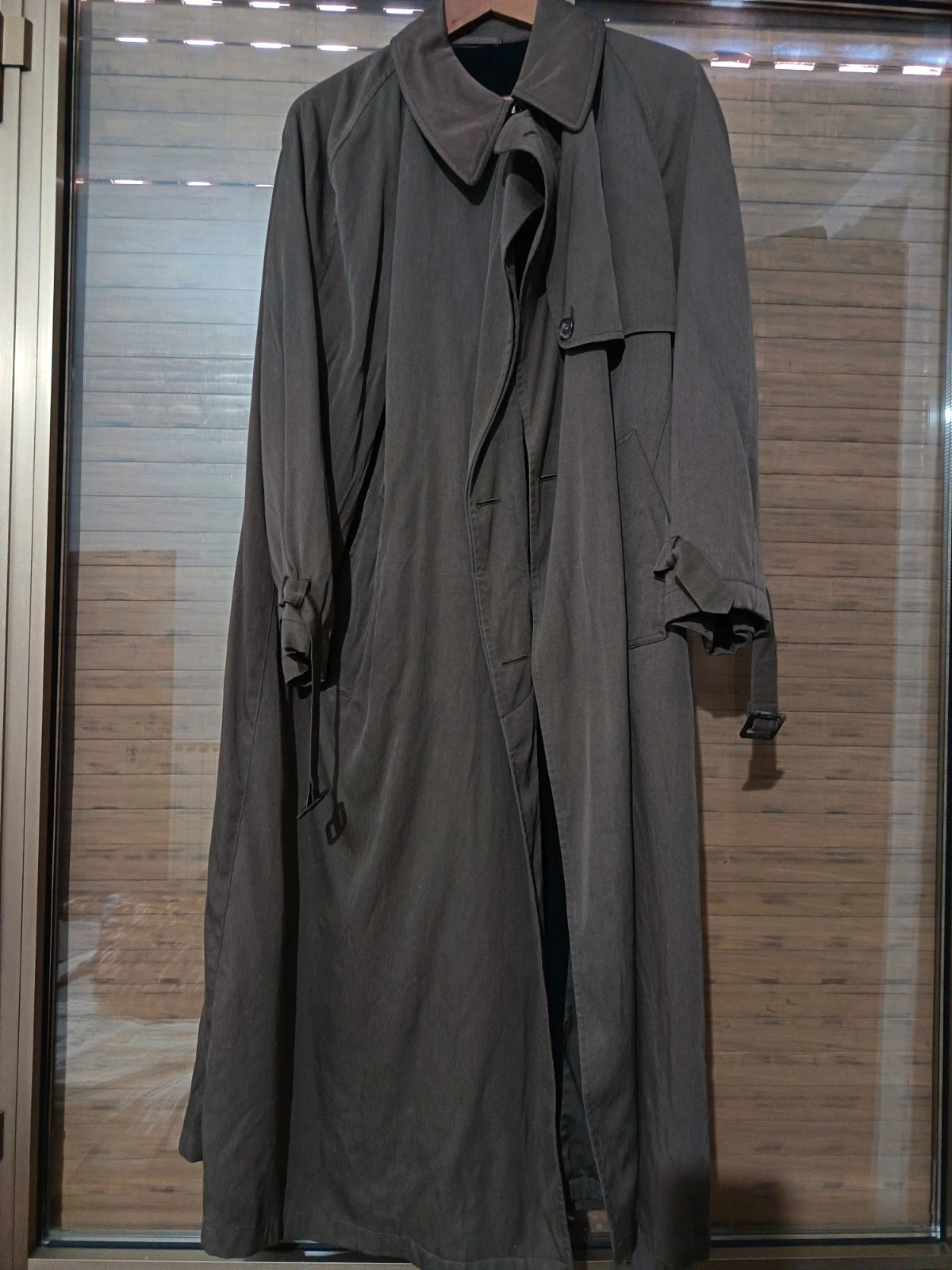 Trench-coat long Allegri original Made in Italy, couleur gris foncé. Modèle élégant et intemporel, idéal pour le printemps, l'automne et les jours de pluie. En bon état général, avec des signes d'utilisation normaux dus au temps. Taille non indiquée sur l'étiquette. Parfait pour un style classique et élégant.
Marque : Allegri
Couleur : Gris foncé
Conditions : Bonnes
Style : Trench long
Made in Italy