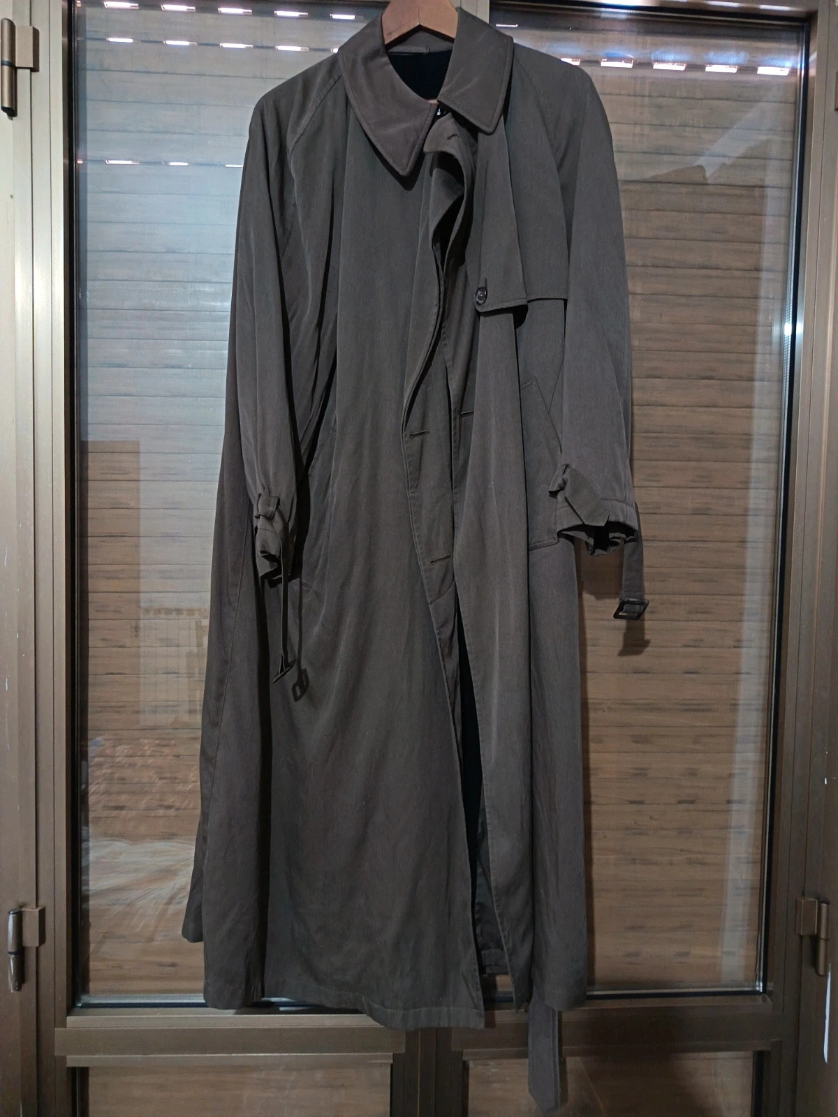 Trench-coat long Allegri original Made in Italy, couleur gris foncé. Modèle élégant et intemporel, idéal pour le printemps, l'automne et les jours de pluie. En bon état général, avec des signes d'utilisation normaux dus au temps. Taille non indiquée sur l'étiquette. Parfait pour un style classique et élégant.
Marque : Allegri
Couleur : Gris foncé
Conditions : Bonnes
Style : Trench long
Made in Italy 7
