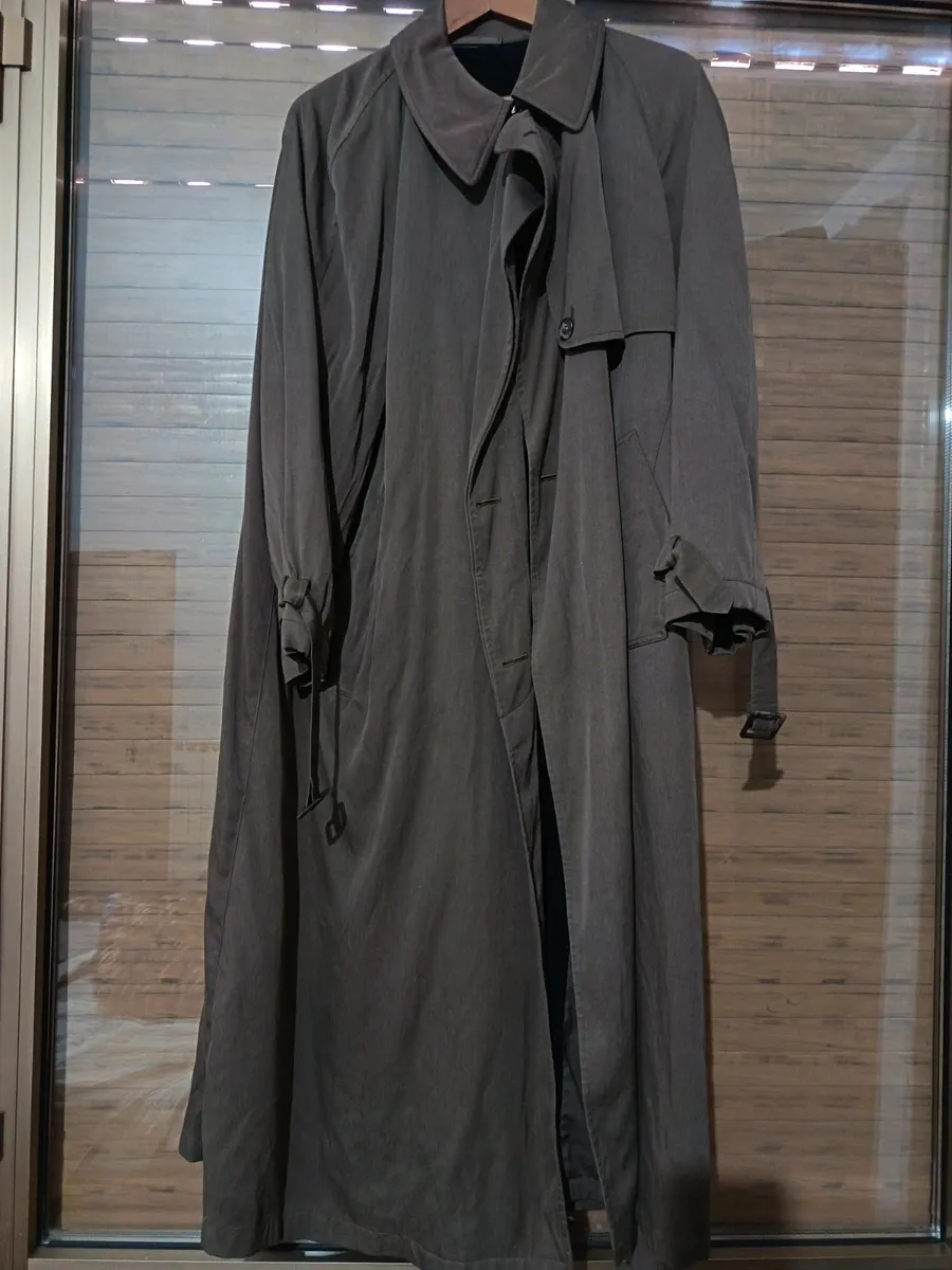 Trench-coat long Allegri original Made in Italy, couleur gris foncé. Modèle élégant et intemporel, idéal pour le printemps, l'automne et les jours de pluie. En bon état général, avec des signes d'utilisation normaux dus au temps. Taille non indiquée sur l'étiquette. Parfait pour un style classique et élégant.
Marque : Allegri
Couleur : Gris foncé
Conditions : Bonnes
Style : Trench long
Made in Italy