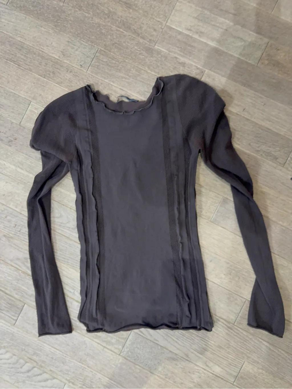 Haut à manches longues Marithé + François Girbaud de couleur anthracite avec un design superposé et des bords bruts.